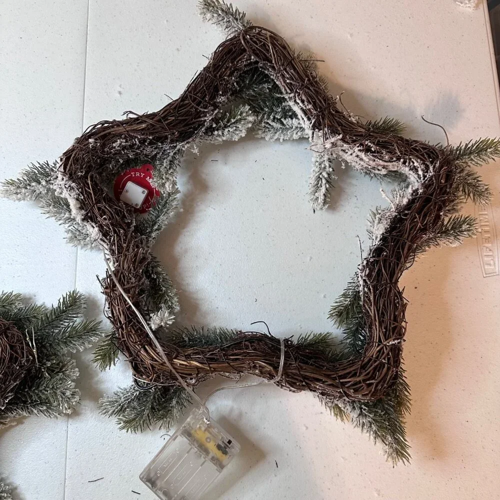 Set Of 2 Star-Shaped Flocked Christmas Wreaths With Battery Powered White Lights